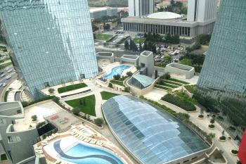 Plamenné věže v azerbajdžánském Baku. (© Pavel Vítek 06/2013)