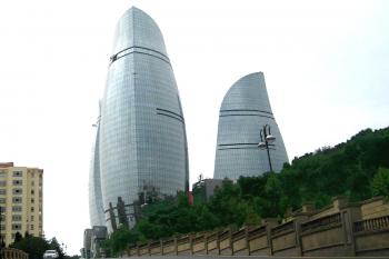 Plamenné věže v azerbajdžánském Baku. (© Pavel Vítek 06/2013)