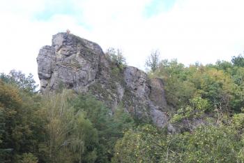 Středověká fortifikace na Reginafelsen (© Luděk Vláčil 09/2020)