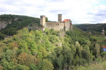 Pohled z hrádku (Hardegg II) na hrad Hardegg  (© Luděk Vláčil 09/2020)