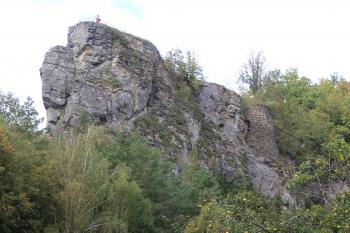 Středověká fortifikace na Reginafelsen (© Luděk Vláčil 09/2020)