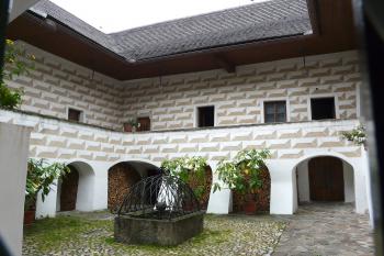 nádvoří  (© Alena Volná, 8/2008)