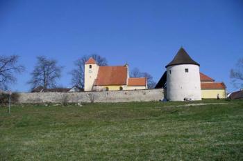 Žumberk - opevnění tvrze s kostelem (© Pavel Jarý,  08.04.2007)