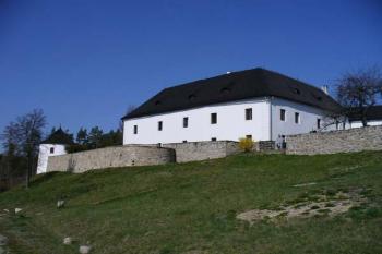 Žumberk - palác tvrze s dochovalým opevněním (© Pavel Jarý,  08.04.2007)