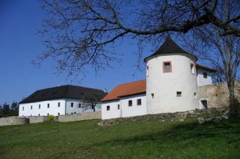 Žumberk - pohled na tvrz (© Pavel Jarý,  08.04.2007)