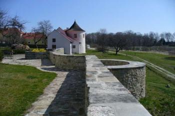 Žumberk - pěkně upravené zbytky hradeb (© Pavel Jarý,  08.04.2007)