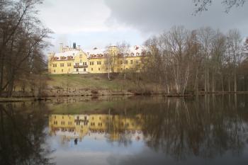 Pohled na zámek z druhé strany rybníku (© Hana  Menclová, 05/2016)