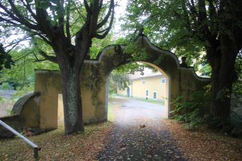 brána do areálu (© Luděk Vláčil  09/2020)