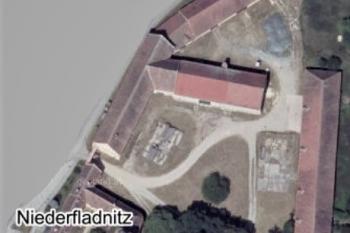 výřez areálu zámku a dvora (© zdroj: https://mapy.cz)