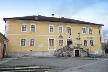 pohled na tzv. Ratůš - upravený palác bývalého hradu ( © Jan P. Štěpánek 05/2008)
