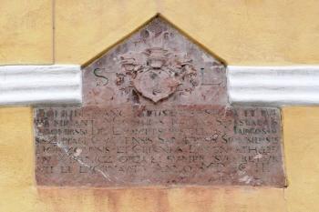 kamenná deska s erbem Šebestiána Lubomirského upomínající na jím iniciovanou úpravu hradu v r. 1593 ( © Jan P. Štěpánek 05/2008)