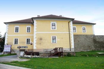 vnější pohled na hradní palác s bývalou věží upravenou na schodišťový rizalit ( © Jan P. Štěpánek 05/2008)