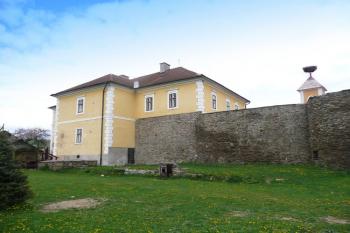 pohled na bývalý městský hrad od jihu ( © Jan P. Štěpánek 05/2008)