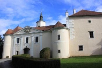 vstupní průčelí zámku Fronsburg (© Luděk Vláčil 09/2020)