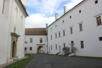 první nádvoří (předhradí) (© Luděk Vláčil 09/2020)