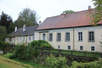 Pohled na východní zámecké křídlo od řeky Dyje (© Luděk Vláčil 09/2020)