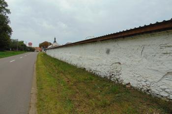 Sev. oradní zeď areálu (© Dušan Dohňanský 10/2020)