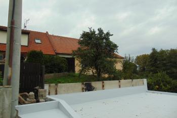 Vzadu východní strana bývalé tvrze -dnešní fary (© Dušan Dohňanský 10/2020)