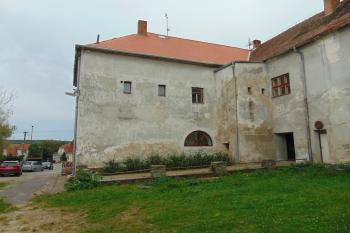 Nádvorní strana tvrze (© Dušan Dohňanský 10/2020)