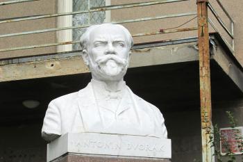 Busta Antonína Dvořáka ve Slaném. (© Pavel Vítek 9/2020)