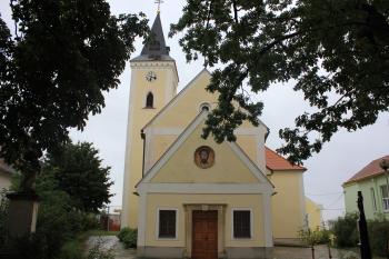 kostel sv. Markéty s farou (© Luděk Vláčil 09/2020)