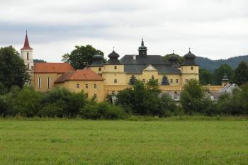 celkový pohled na zámecký areál od jihu ( © Jan P. Štěpánek 08/2006)