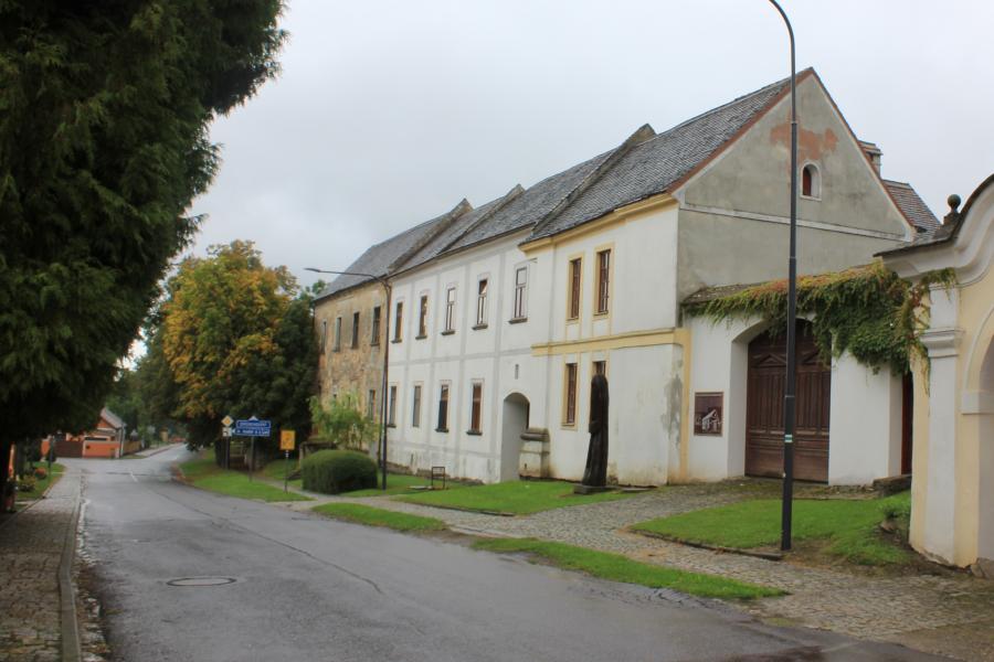 klášter bosých augustiniánů s kostelem sv. Mikuláše Tolentinského
