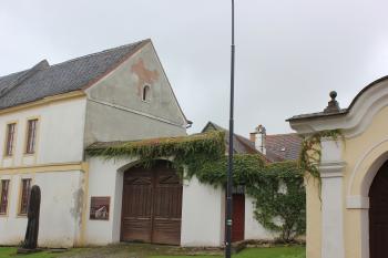 Pohled na pozůstatky průčelí kostela sv. Mikuláše Tolentinského (© Luděk Vláčil 09/2020)