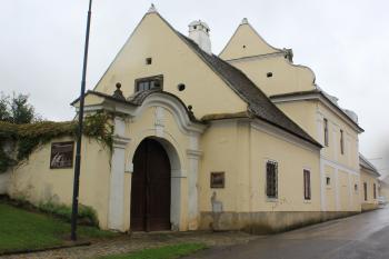 tzv. zámeček jenž se stal základem pro vznik kláštera (© Luděk Vláčil 09/2020)