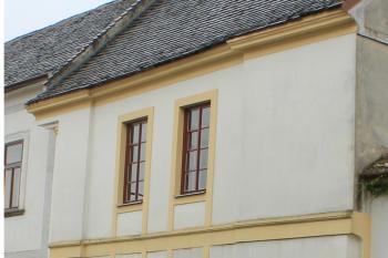 Pozůstatek levé části hlavního průčelí kostela sv. Mikuláše Tolentinského (© Luděk Vláčil 09/2020)