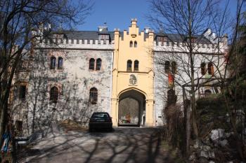 Vstupní průčelí ( © Ivan Grisa 04/2011)