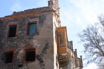 Východní část hradu z jižní terasy ( © Ivan Grisa 04/2011)