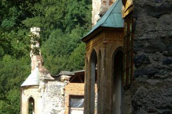 pohled na neogotické arkýře (© Petr Pospíšil, 08/2014)