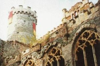 Neogotická okna Rytířského sálu (© Pavel Palacký 2002)