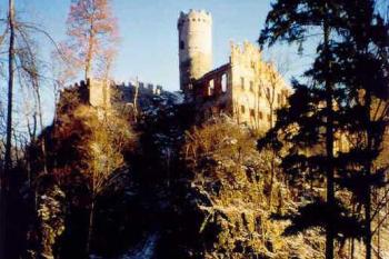 Nejstarší část hradu - terasa s věží a jihozápadní palác (© Vladimír Toman 2003)