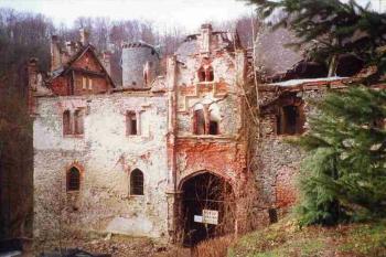Vstupní brána v dobách, kdy hrad bojoval o přežití (© Pavel Palacký 2000)