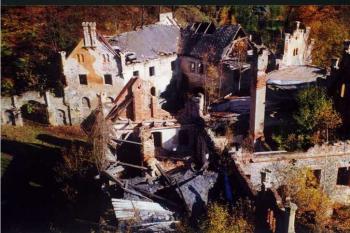 Stav střech byl v čase, kdy jsme hrad převzali, více než žalostný... (© Pavel Palacký 2004)