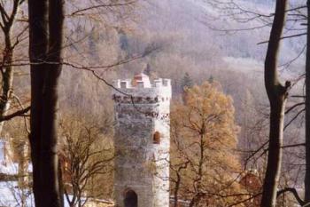 Hauenštejnská věž skrytá mezi kopci Krušných hor (© Pavel Palacký 2003)