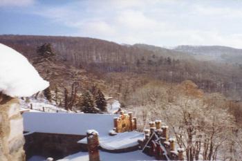 Pohledy z věže jsou nádherné v každém ročním období (© Pavel Palacký 2003)