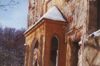 Neogotický balkonek v patře jihovýchdního paláce (© Pavel Palacký 2002)