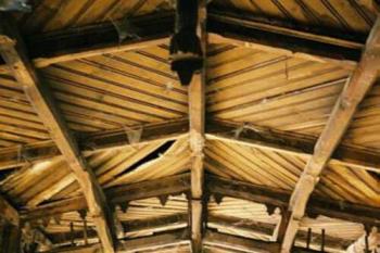 Původní dřevěný vyřezávaný strop v Rytířském sále (© Petula Čarodějnice 03/2004)