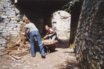 Pracovní brigády na Horním hradě (© Pavel Palacký 2002)