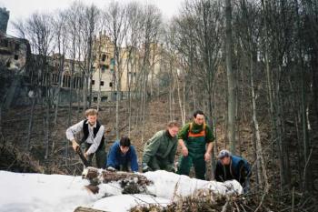 Pracovní brigády na Horním hradě (© Petula Čarodějnice 03/2004)