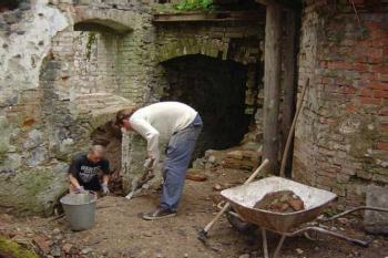 Archeologické práce Karlovarského muzea (© Xavier Lossouarn 2003)