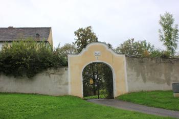 Brána farního areálu - Pfarrhof č.1 (© Luděk Vláčil 09/2020)