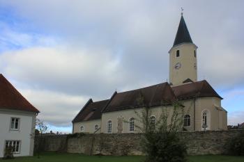 fara a kostel Nanebevzetí Panny Marie v Langau (© Luděk Vláčil 10/2020)