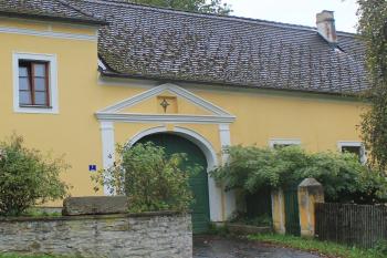 vstupní portál fary z r. 1730 (© Luděk Vláčil 09/2020)