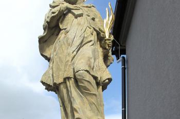 Socha sv. Jana Nepomuckého v Lošticích (© Pavel Vítek 09/2020)
