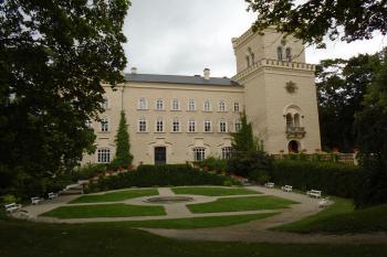 francouzský park s kašnou před hlavním průčelím zámku (© Marcela Váňová 08/2021)