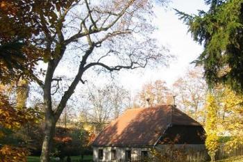 zahradní domek (© Jaroslav Černín, 10/2006)